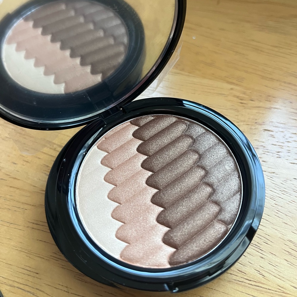 Belle by Kim Gravel Shades of Mocha Eyeshadow Palette
3 pallets